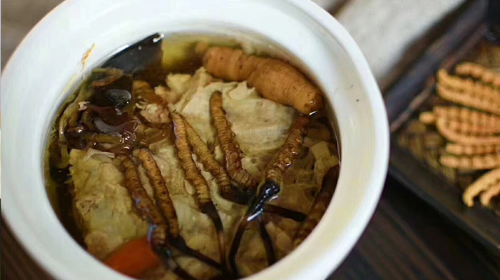 鮮香滋補(bǔ)！鮮冬蟲夏草燉雞湯的美味做法